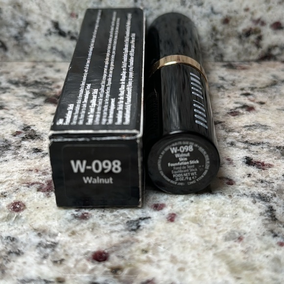 Bobbi Brown Walnut Skin Foundation Stick - Picture 3 of 7